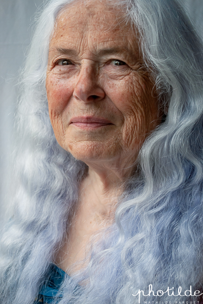Portrait d'une femme âgée aux longs cheveux blancs gris