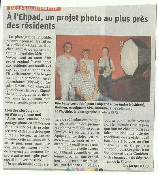 Article Dauphiné Libéré avec une photo d'une photographe, un résident et deux soignants lors d'une séance photo